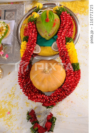 Prayer at Traditional Hindu wedding ceremony 110771725