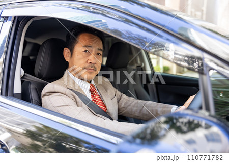 車の運転をする男性 車の運転をする男性 110771782