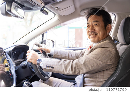 車を運転する男性　横向き 110771799