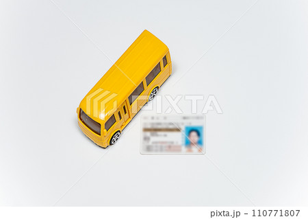 バスの模型と運転免許証のイメージ バスの模型と運転免許証のイメージ 110771807