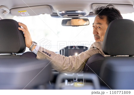 目視でバックする運転手 目視でバックする運転手 110771809