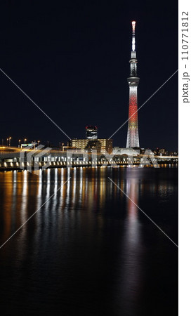 ライトアップされた東京スカイツリーと隅田川、首都高速6号向島線 110771812