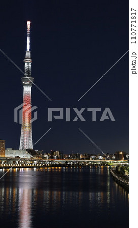 ライトアップされた東京スカイツリーと隅田川、首都高速6号向島線 ライトアップされた東京スカイツリーと隅田川、首都高速6号向島線 110771817