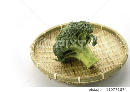 ブロッコリー　白背景 110771874