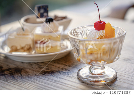 ビュッフェのデザートイメージ 110771887