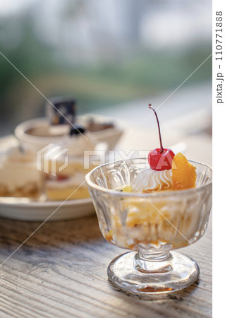 ビュッフェのデザートイメージ 110771888
