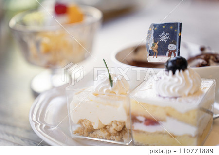 ビュッフェのデザートイメージ 110771889