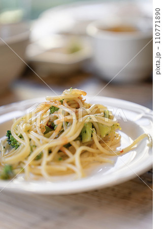 ビュッフェのペペロンチーノ 縦 110771890