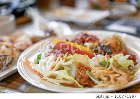 ビュッフェで沢山盛りつけられた皿 ビュッフェで沢山盛りつけられた皿 110771897