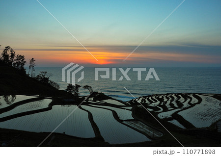 日本海に沈む夕日を望む千枚田 日本海に沈む夕日を望む千枚田 110771898