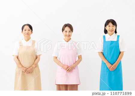 家事代行 ハウスキーパー エプロンの女性 家事代行 ハウスキーパー エプロンの女性 110771899