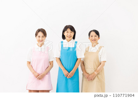 家事代行 ハウスキーパー エプロンの女性 家事代行 ハウスキーパー エプロンの女性 110771904
