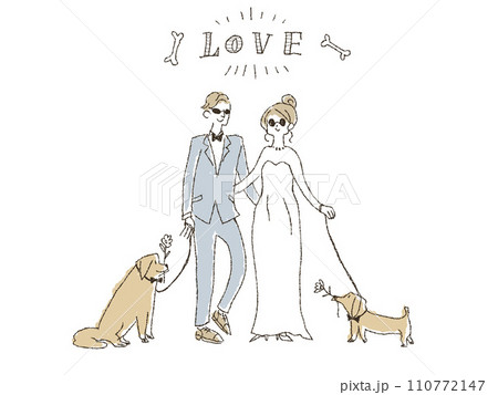 二匹の犬と結婚式を挙げる新郎新婦、文字あり 110772147