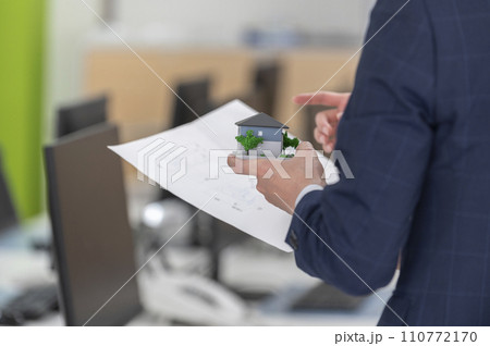 ビジネス打ち合わせシーン 110772170