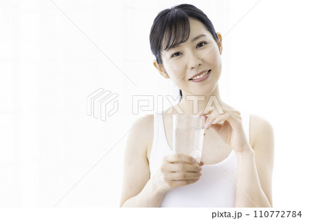 水を飲むタンクトップの女性 水を飲むタンクトップの女性 110772784
