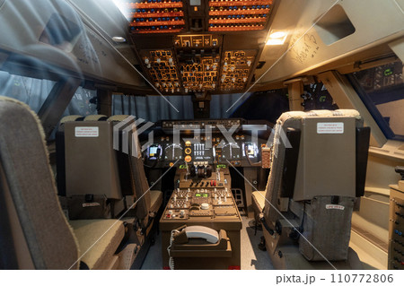 飛行機の操縦席 航空科学博物館 110772806