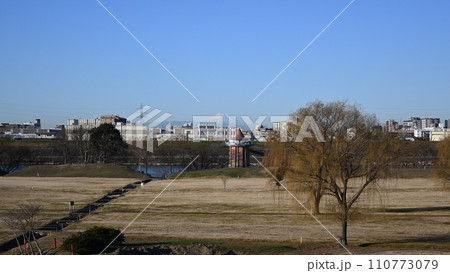 江戸川河川敷(江戸川ラインゴルフ松戸コース)から金町浄水場取水塔と富士山 江戸川河川敷(江戸川ラインゴルフ松戸コース)から金町浄水場取水塔と富士山 110773079