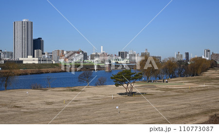 江戸川河川敷(江戸川ラインゴルフ松戸コース)から江戸川と金町浄水場取水塔 江戸川河川敷(江戸川ラインゴルフ松戸コース)から江戸川と金町浄水場取水塔 110773087