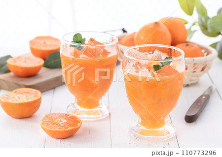 果汁100% 搾りたてのオレンジジュース 110773296