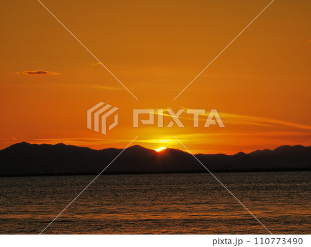 岡山児島湾大橋、夕日 110773490