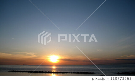 冬の晴れ間の日本海に沈む夕日 110773562