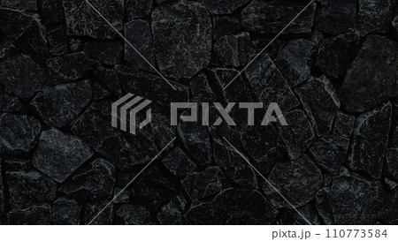 黒灰色の乱形の石積みの表面の横長の背景画像 110773584