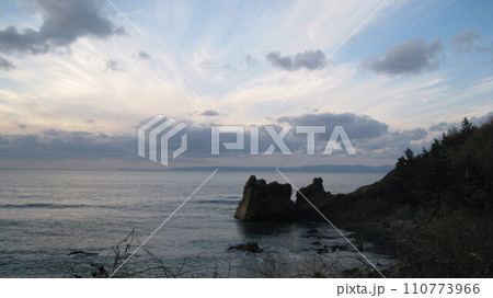 佐渡ヶ島の上空で放射状に広がる筋雲 佐渡ヶ島の上空で放射状に広がる筋雲 110773966