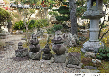 奈良新薬師寺の石灯籠 奈良新薬師寺の石灯籠 110774027