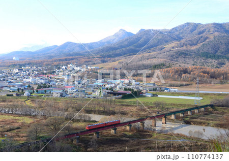 空知川を渡る首都圏色塗装2連による回送列車 110774137