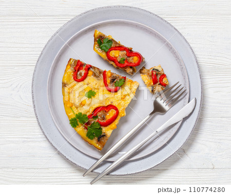 omelette with vegetables in a plate, top view 110774280