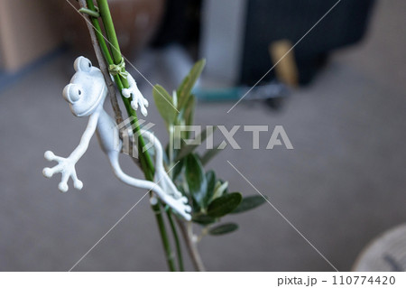 観葉植物に飾ったカエルのオブジェクト 110774420