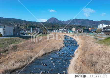 南足柄市 青空と狩川 南足柄市 青空と狩川 110775086