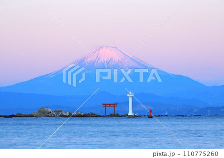 真名瀬海岸から見るビーナスベルト富士 110775260