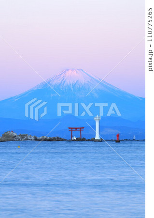 真名瀬海岸から見るビーナスベルト富士 110775265
