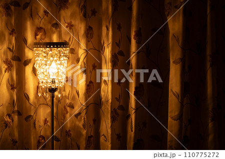 暗い部屋の中のランプの灯り 110775272