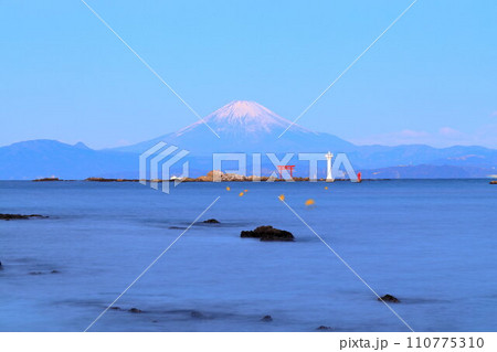 真名瀬海岸から見るビーナスベルト富士 110775310