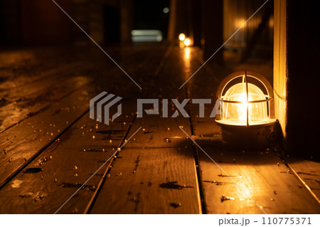 ウッドデッキのランプの明かり ウッドデッキのランプの明かり 110775371