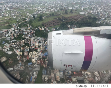 飛行機からのカトマンズの景色 飛行機からのカトマンズの景色 110775381