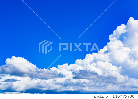積乱雲 が 青空 に モクモク と 成長中 【 夏 の イメージ 】 110775530