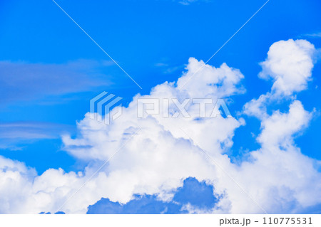 積乱雲 が 青空 に モクモク と 成長中 【 夏 の イメージ 】 積乱雲 が 青空 に モクモク と 成長中 【 夏 の イメージ 】 110775531