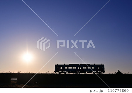 夕日に照らされる鹿島臨海鉄道の8000形気動車 110775860