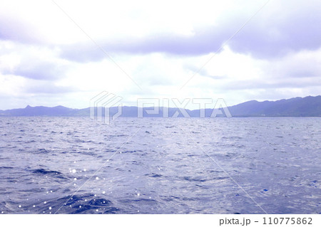 沖縄県石垣島の川平湾から見える青い海 沖縄県石垣島の川平湾から見える青い海 110775862