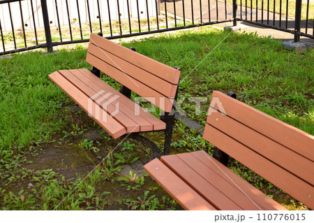 公園のベンチ 110776015