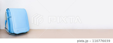 ランドセル が机の上に置かれている 【 小学校 入学 の イメージ 】 110776039