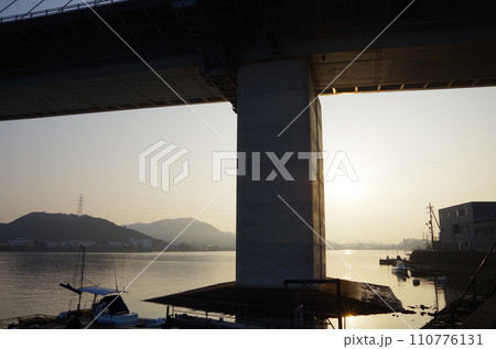 瀬戸内海の朝日 瀬戸内海の朝日 110776131