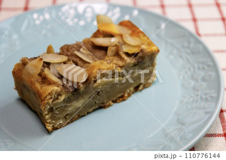 水色の皿の上のバナナケーキ 水色の皿の上のバナナケーキ 110776144