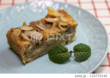 水色の皿の上のバナナケーキ 水色の皿の上のバナナケーキ 110776146