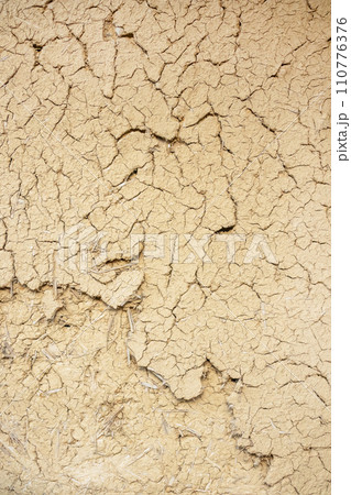 古典的な土の壁　traditional earthen walls of old houses 110776376