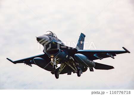 着陸するF-2戦闘機 110776718