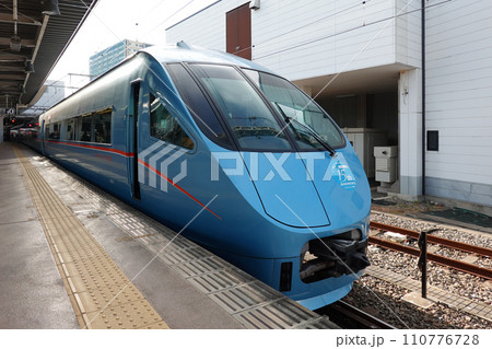 小田原駅の小田急ロマンスカー(神奈川県小田原市) 小田原駅の小田急ロマンスカー(神奈川県小田原市) 110776728